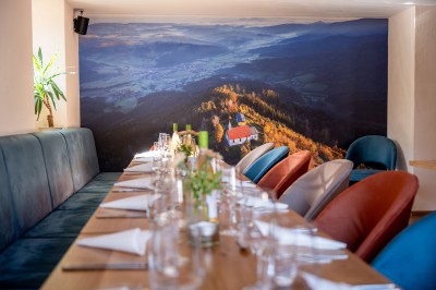 Gro&szlig;er Esstisch im Gasthaus Ochsen