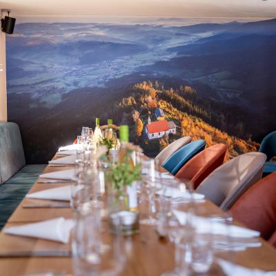 Gro&szlig;er Esstisch im Gasthaus Ochsen